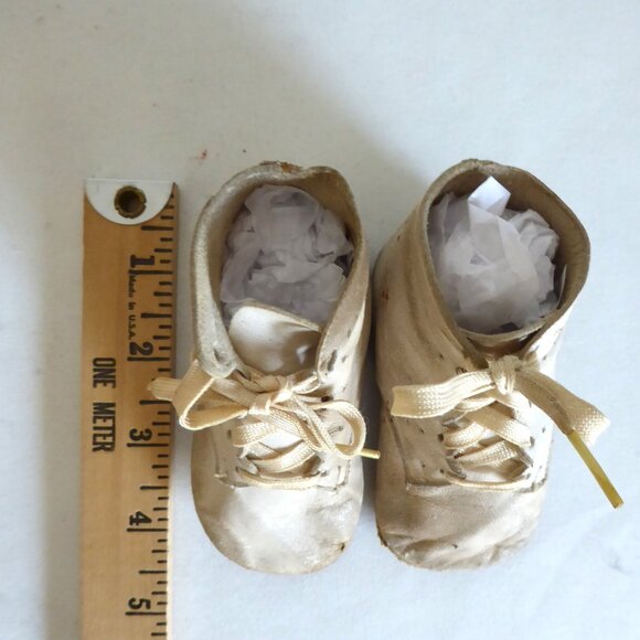 ANTIQUE VINTAGE 1940’s WHITE LEATHER BABY SHOES IN ORIGINAL BOX USED ODDITY - Picture 2 of 16